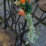 Arreglos florales en sillas ceremonia